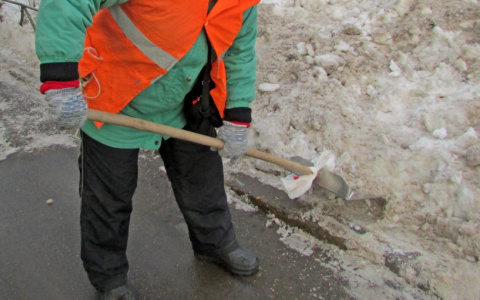 Дзержинский дворник умер, отправляясь посыпать песком парковку