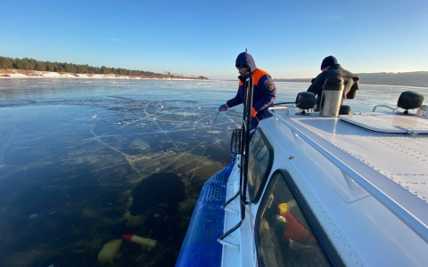 Тела утонувших со снегоходом рыбаков достали со дна Волги спустя сутки