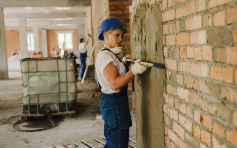 Женщины заменят иммигрантов на российских стройках