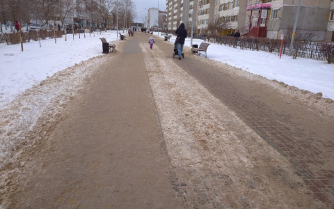 В Дзержинске снегоуборочная техника засыпала лавочки песком