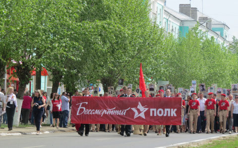Десятки тысяч дзержинцев вышли на улицы города почтить память о войне