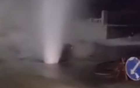 Фонтан кипятка: в Дзержинске произошла крупная авария на теплотрассе (Видео)