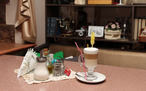 В дзержинском кафе компания мужчин поела на круглую сумму и ушла, не расплатившись (Видео)