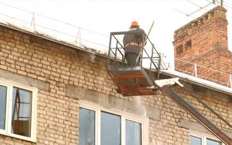 Дзержинские коммунальщики будут наказаны за снег и наледь на крышах