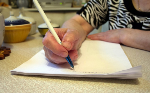 Дзержинцам старше 65 лет продлили больничные листы