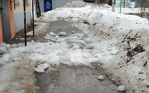 Глыба льда упала на голову женщины в Дзержинске