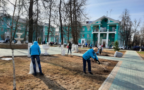 16 кубометров мусора убрали сотрудники "Управдом-Центр" около Дома со шпилем