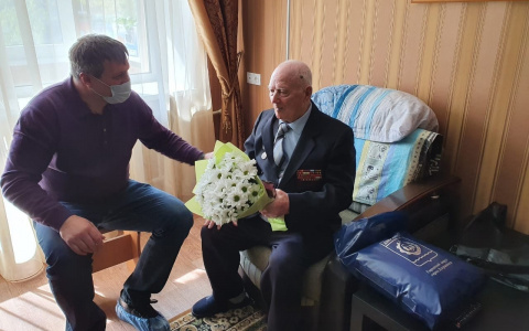 Дзержинских ветеранов поздравили с грядущим Днем Победы на дому