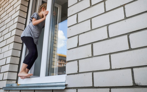 6 правил, чтобы не допустить падения ребенка из окна