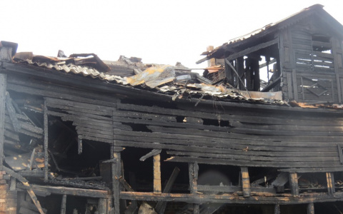 Дом загорелся из попадания грозового разряда в Володарском районе