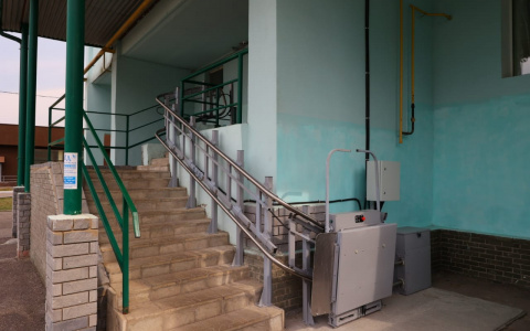 В Дзержинске установили электрический подъемник для подростка с ограниченными возможностями здоровья