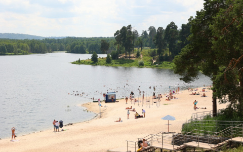 Городской пляж в Дзержинске на озере Святом стал самым популярным местом отдыха горожан