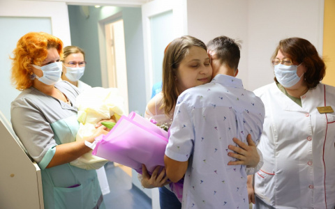 Фото выписки первой в России женщины с пересаженными органами, родившей здорового малыша