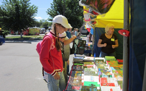 Названы правила выплат 10 000 рублей на школьников к учебному году