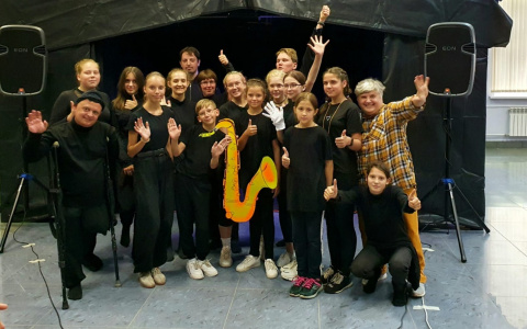 Театр-студия «Блик» из Дзержинска продолжает выездные выступления на мобильной сцене