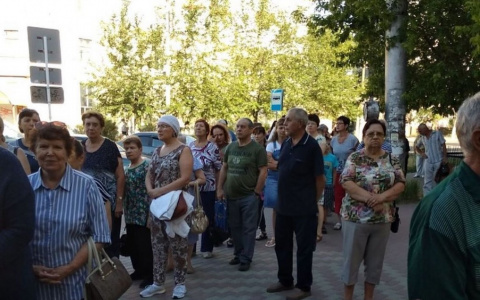 Чтобы взять талон к врачу, жители Дзержинска занимают очередь в пять часов утра