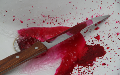 Житель Дзержинска ножом порезал своему другу живот