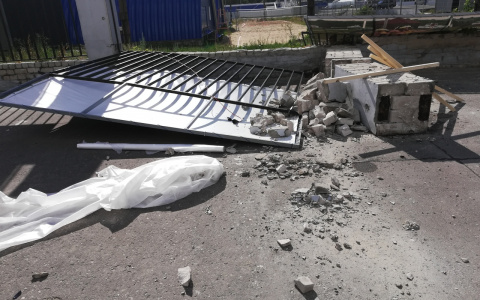 Накрыло с головой: забор рухнул на припаркованные автомобили во время шторма в Дзержинске (ФОТО)