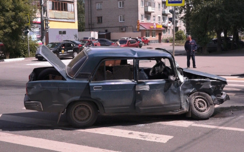 Жигули и Фольксваген не разъехались на перекрестке в Дзержинске  ФОТО)