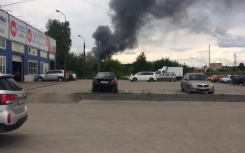 Здание завода «Заря» горит в Дзержинске