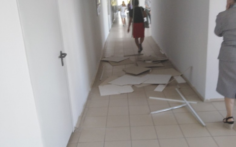 На пациентов дзержинской поликлиники обрушился потолок