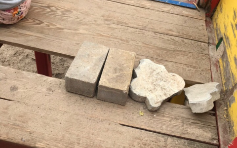 Безопасность превыше всего: детскую площадку с дырками обнаружили в дзержинском парке