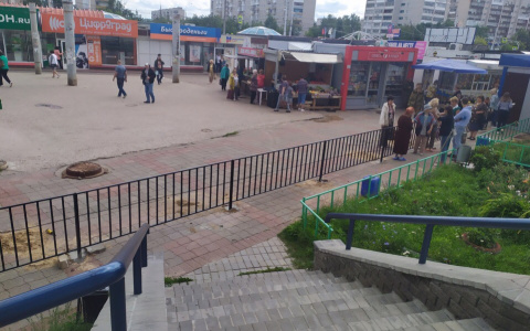 Для людей или от людей: торговый центр отгородил от себя жилой дом