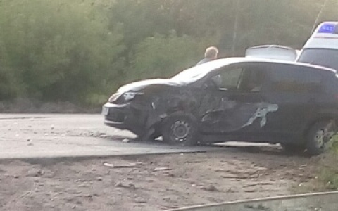 Две иномарки столкнулись на Речном шоссе в Дзержинске