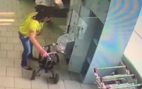 Женщина оставила двухлетнего сына в камере хранения в супермаркете (ВИДЕО)
