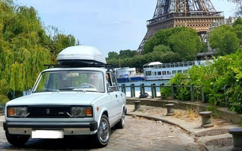 От Дзержинска до Парижа — один шаг: компания нижегородцев на «Жигулях» доехала до Франции (ФОТО)