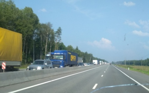 Автомобиль «Рено» влетел в два автомобиля на трассе в Володарском районе