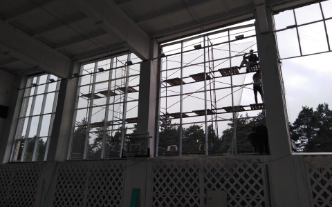 В Дзержинске начался демонтаж и установка окон в спортивной школе №1