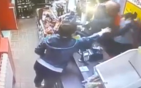 Не застрахованы от таких «недомужиков»: в Дзержинске покупатель избил продавца (ВИДЕО)