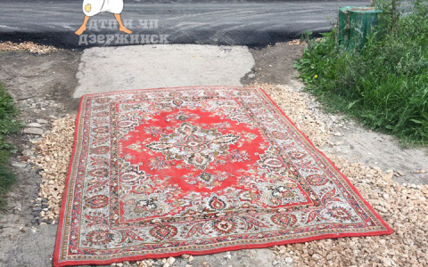 Дорожники Дзержинска придумали интересный способ ремонта дыр