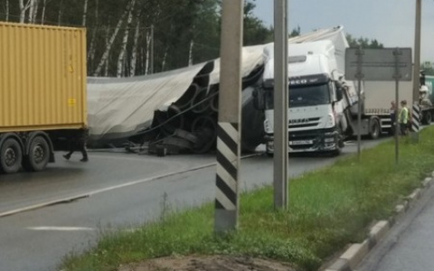 На трассе возле Дзержинска перевернулась фура (ФОТО)