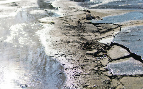 В Дзержинске снег начал сходить вместе с асфальтом