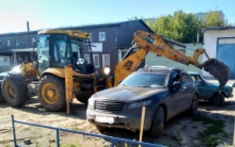 Борьба за автомобиль: судебные приставы пытались забрать машину у Дзержинца