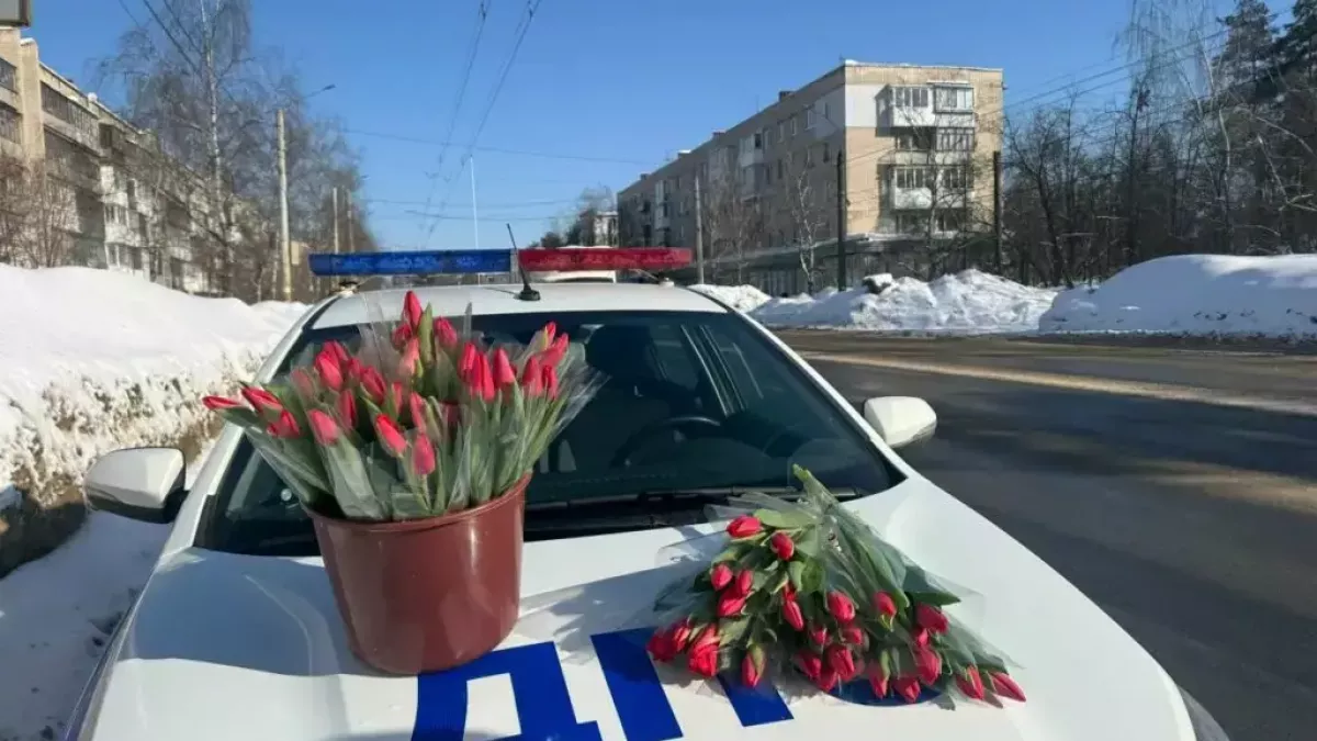 В Дзержинске ГИБДД останавливала женщин-водителей для особого сюрприза