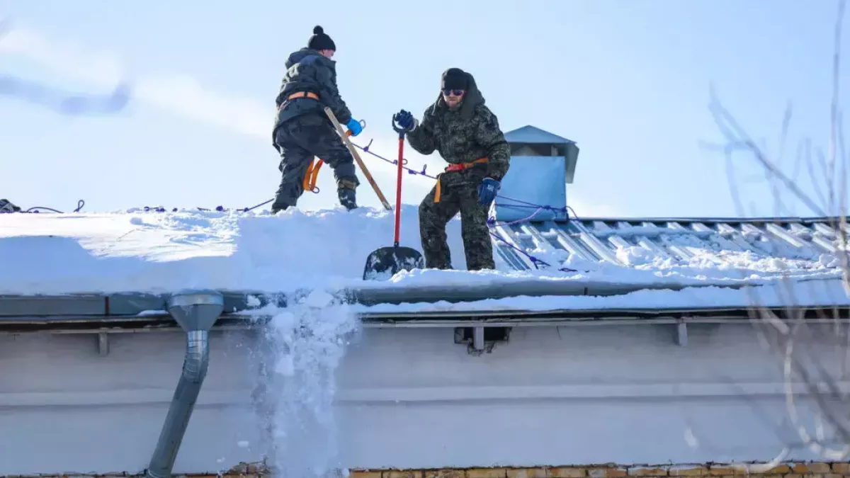 Снежные валы в Дзержинске угрожают безопасности водителей и пешеходов
