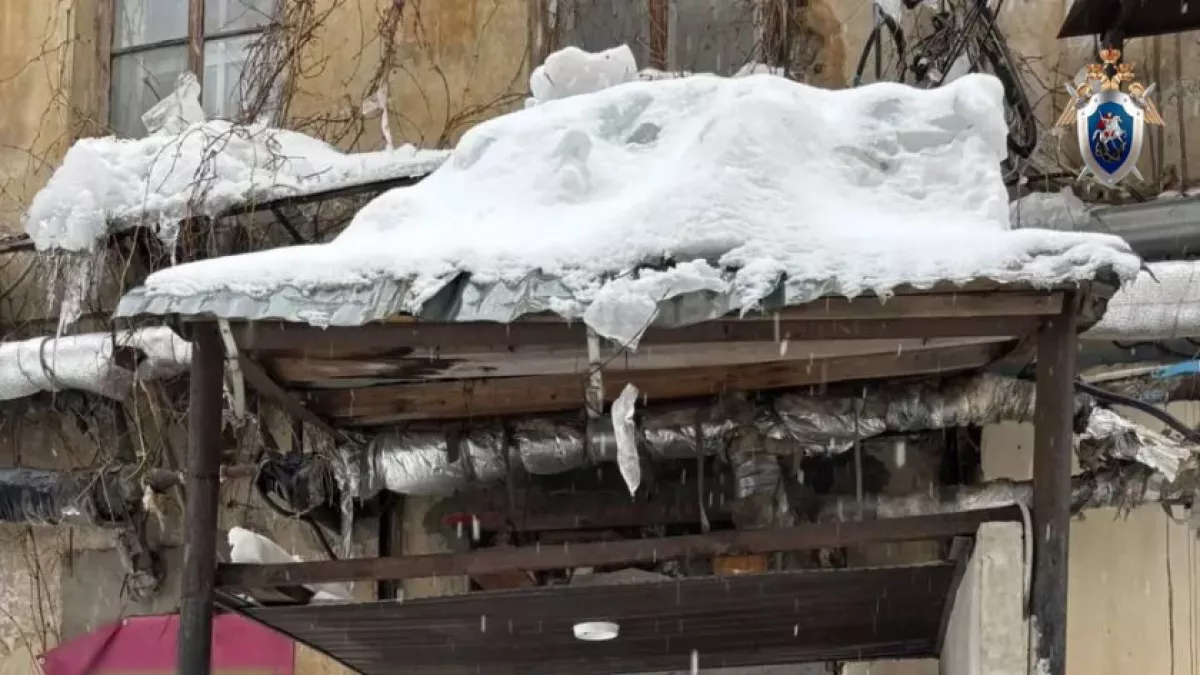 Снежные глыбы погубили несколько жителей Нижегородской области, разбивали машины и заваливали входы