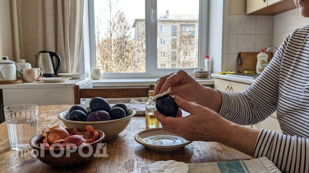 Просто крашу пасхальные яйца под звездное небо за пять минут — теперь все подруги просят раскрыть этот секрет