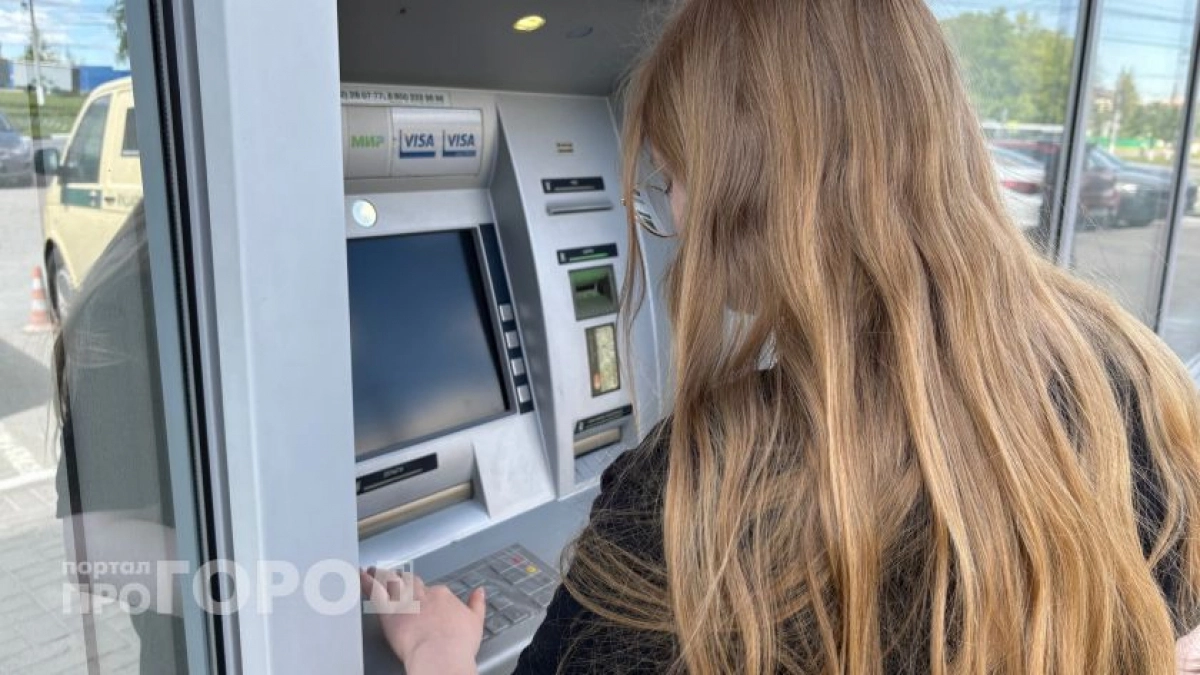 Школьницу из Дзержинска заставили опустошить счет матери и ее собственный