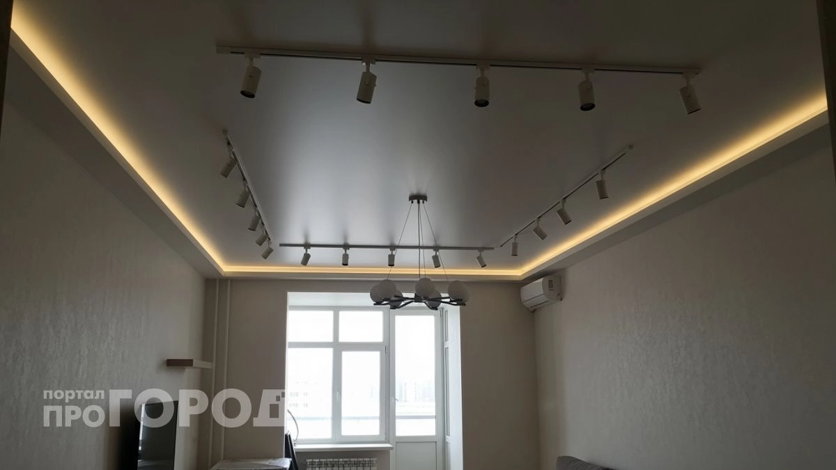 Забудьте про люстры в центре комнаты: дизайнеры перешли на этот стильный прием для визуального объема