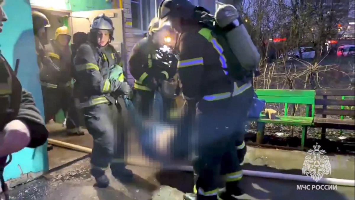 Гибель при пожаре и инцидент с рекламой у Вечного огня: главные новости за 10 апреля