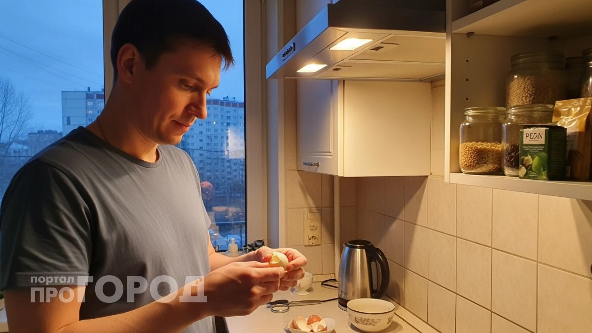 Перестаньте портить яйца при варке: есть простой способ чистить скорлупу одним движением без лишних усилий