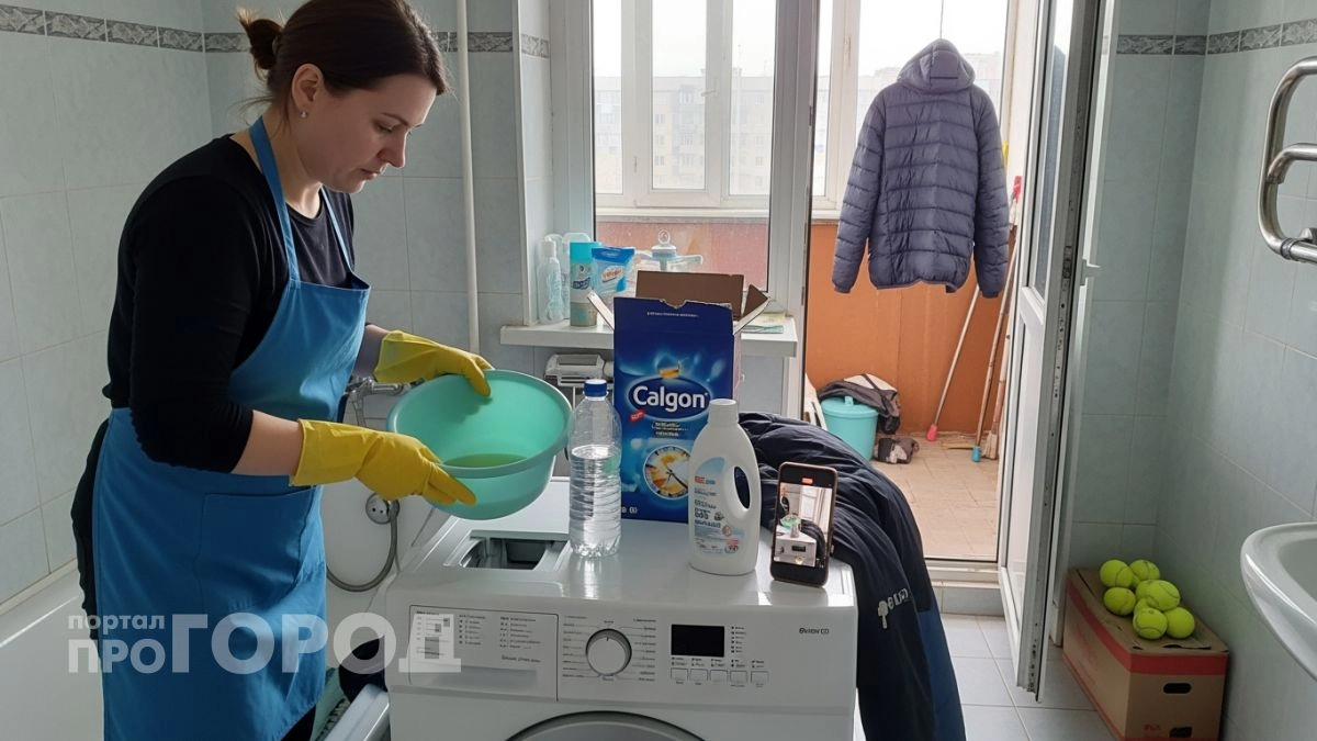 Больше не ношу куртки в химчистку: подсмотрела в прачечной простой лайфхак для идеальной чистоты пуховиков