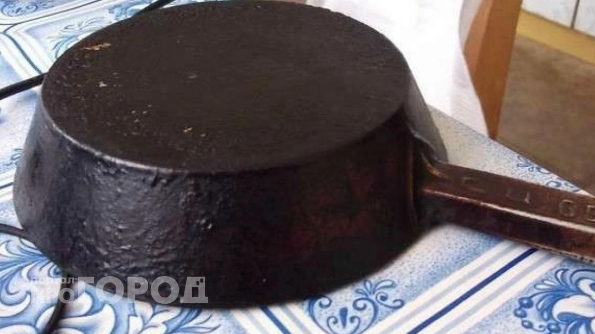 Просто оставьте таблетку в кастрюле на ночь: весь застарелый нагар сойдет сам без единого движения губкой