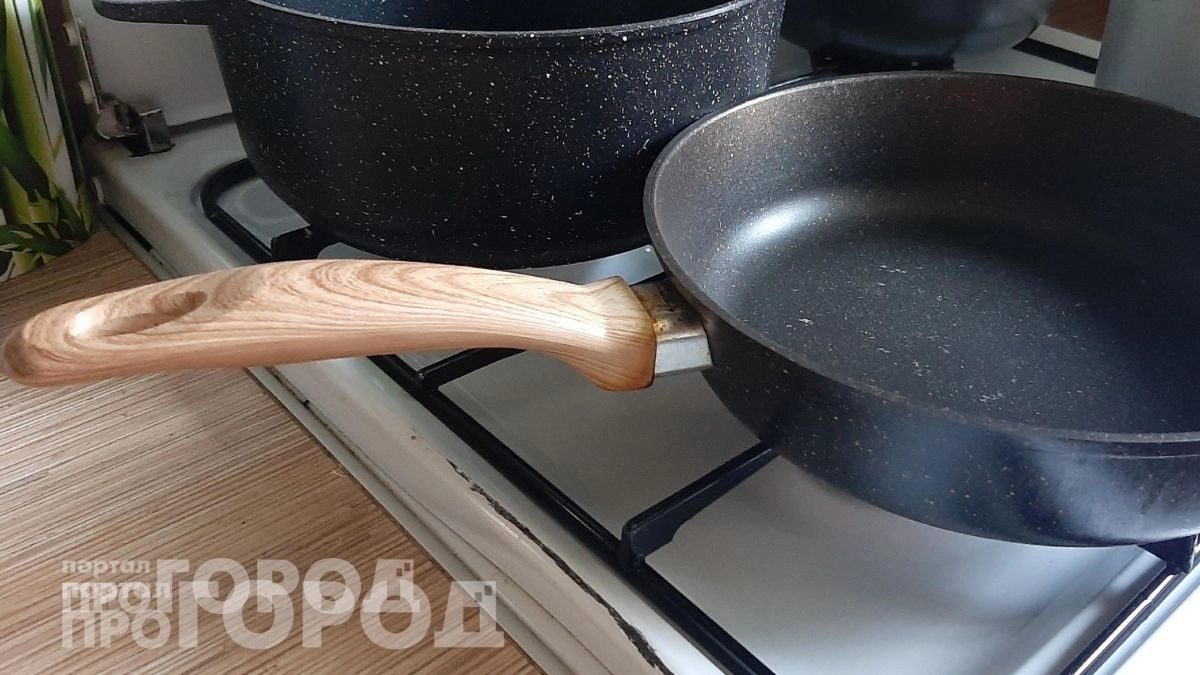 Вы годами вешали сковородку неверно: для чего на самом деле создали отверстие в ручке и как его использовать