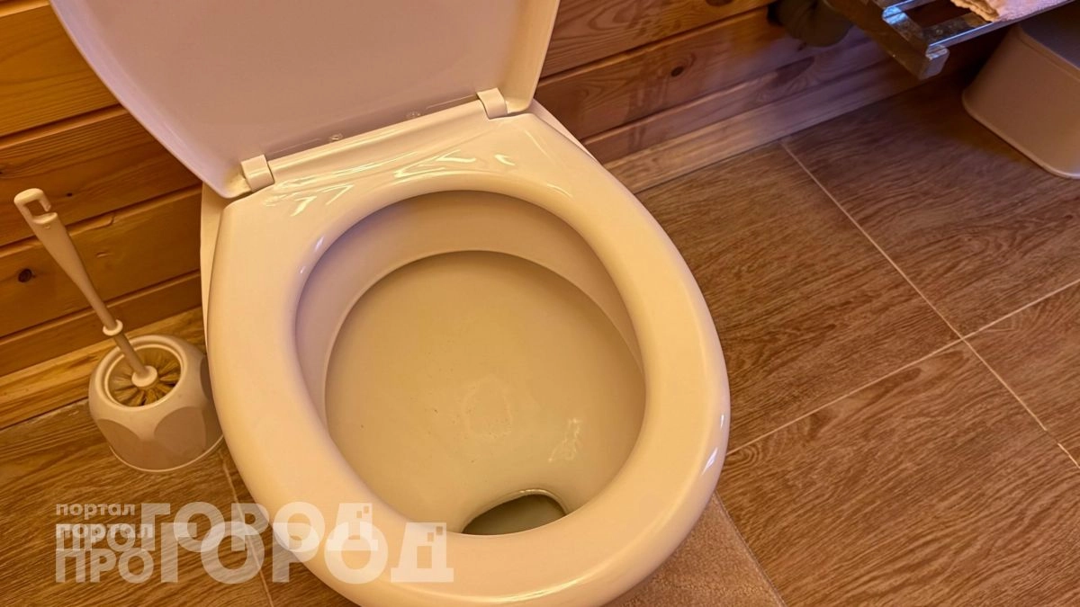 Перестала покупать агрессивную химию: заливаю это средство на ночь и налет с сантехники исчезает без следа