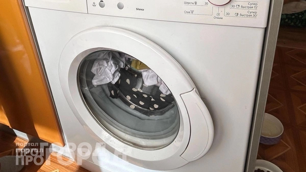 Хватит терпеть скачки стиральной машины: одна скрытая деталь внутри корпуса решит проблему за пять минут